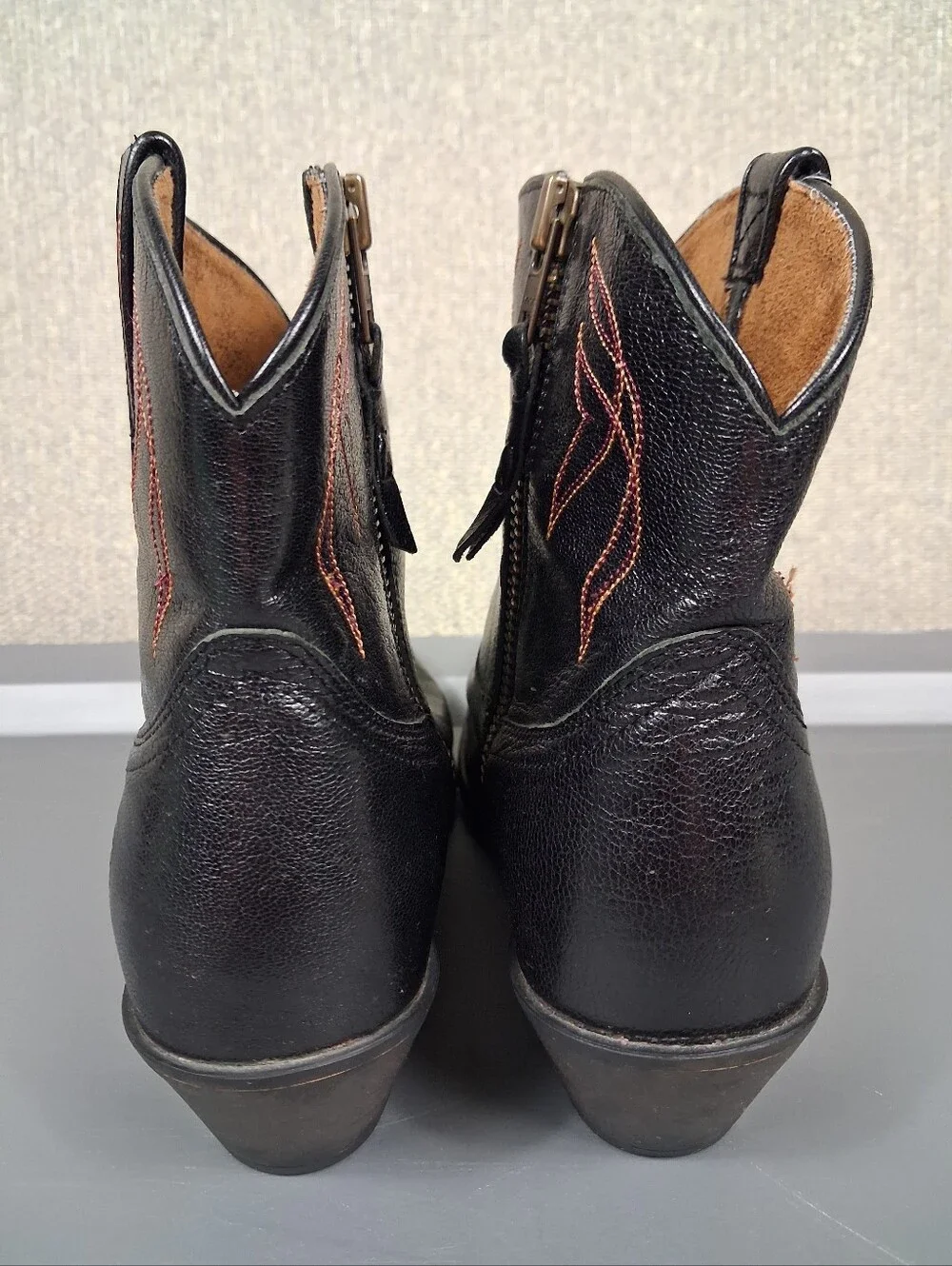 Ariat Darlin Short Western Ankle Boots Size 8B Black Almond Toe Side Zip Cowgirl